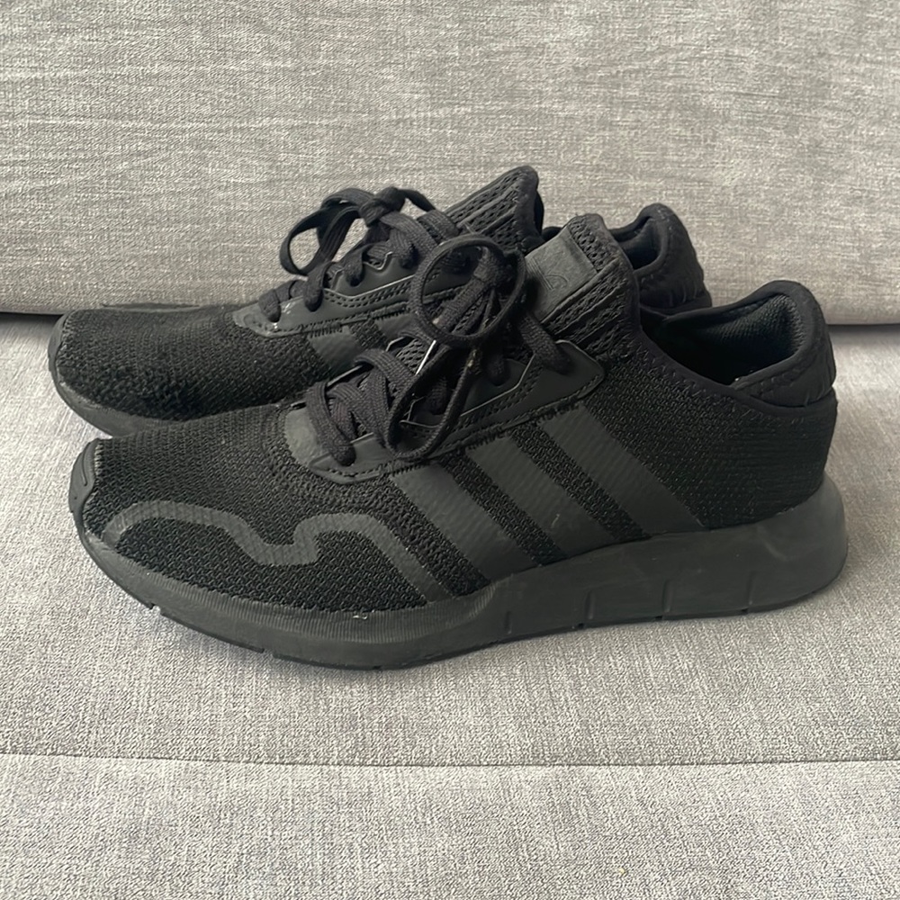 Adidas shoes black